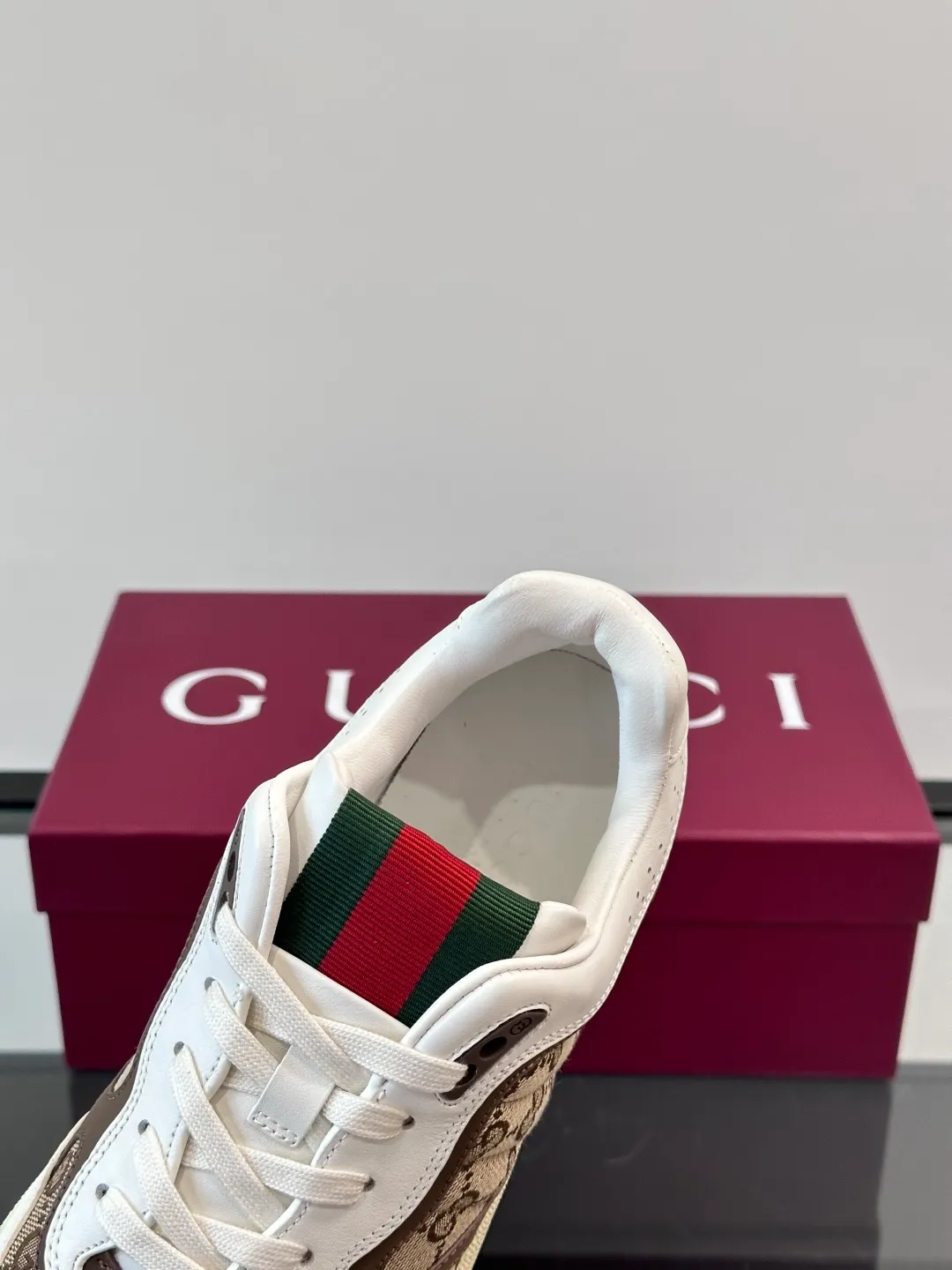 Men's Men's Shoes 💰480 [New Style] 🦨🦨Gucci 𝐆𝐮𝐜𝐜𝐢 𝐑𝐞-𝐖𝐞𝐛 As a sneaker created by Sabato De Sarno for Gucci, the Re-Web series reinterprets the brand's classic stripes, with bold and unique details to set off a modern silhouette design. These shoes are crafted from white leather. This new sneaker is ingeniously decorated with many of the brand's classic details, and is equipped with a bright red and green webbing tongue, which will make people fall in love at first sight. White leather has been specially treated to be soft and shiny, with an embossed grained texture. Script Gucci logo and Interlocking G web label with Interlocking G and script Gucci logo. Rubber outsole with Interlocking G detail eyelets. Web tongue. Size: Female 35-40 (Female 41, 42 customized). Male 38-44 (45, 46 customized)